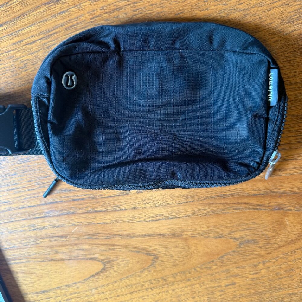 Lululemon Everywhere Belt Bag - Picture 2 of 2